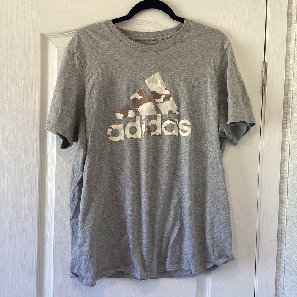 Adidas Gray mens Tee with Camo Logo size XL EUC